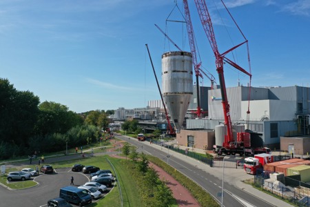 Hebearbeiten an Trockenturm T8 bei Friesland Campina