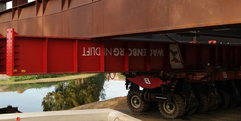 SPMT Trailer mit Brücke darauf