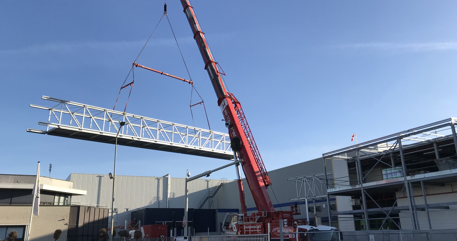 Fußgängerbrücke in Boxtel montiert