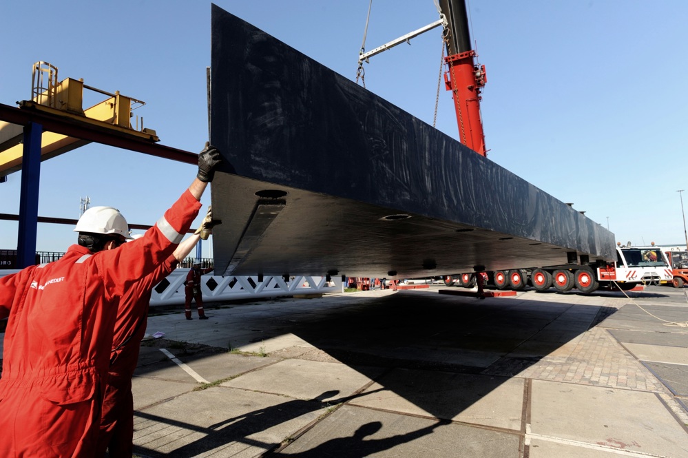 Kranarbeiten im Hafen