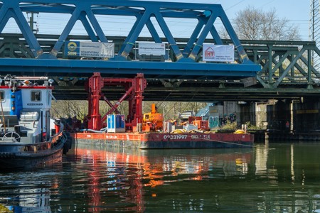 Fachmannschaft beim Einfahren Eisenbahnbrücke Oberhausen