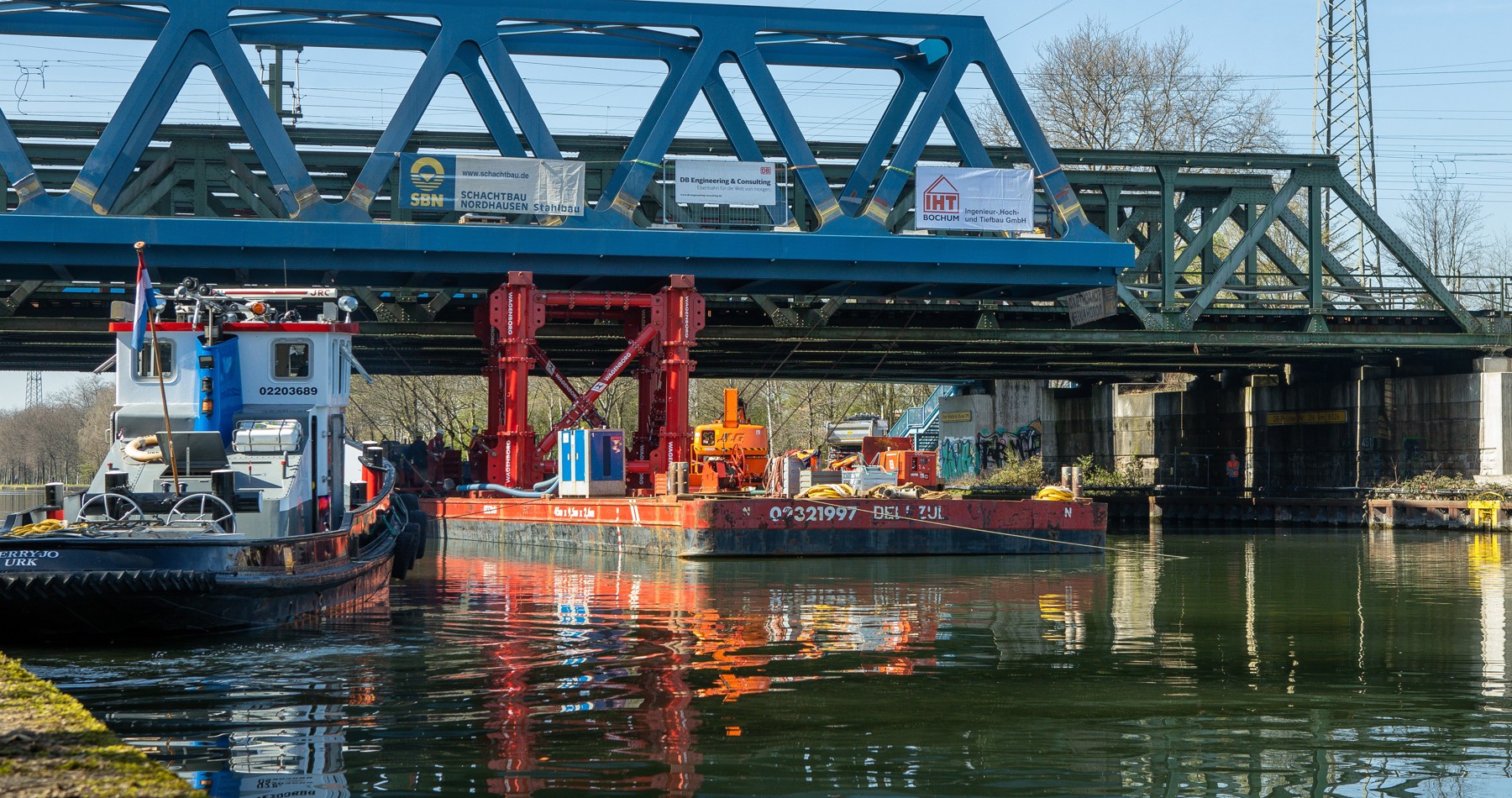 Fachmannschaft beim Einfahren Eisenbahnbrücke Oberhausen