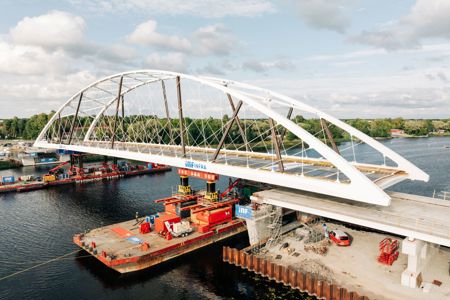 Brückenteam installiert Rekordbrücke in Estland